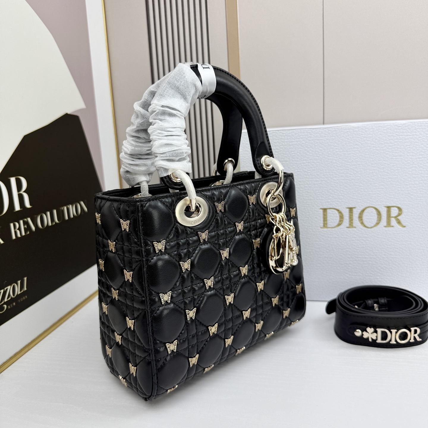四格Di or迪奥蝴蝶戴妃包是Lady Dior系列的限量款，金色蝴蝶铆钉，优雅又超有辨识度✨。经典菱格