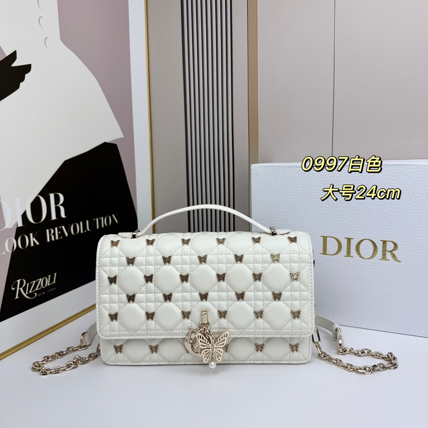 lady Dior 🦋珍珠手拿包 「蝴蝶白」这款手拿包是本季新品💕顶部搭配手柄，优雅实用，令 Lady 