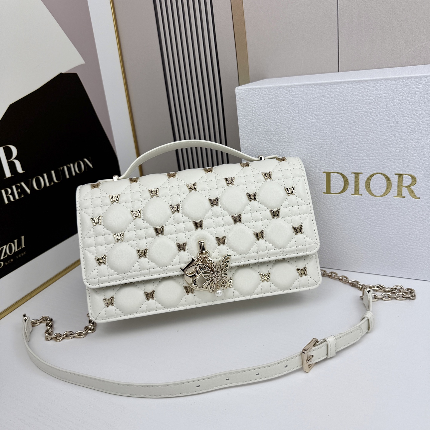 lady Dior 🦋珍珠手拿包 「蝴蝶白」这款手拿包是本季新品💕顶部搭配手柄，优雅实用，令 Lady 