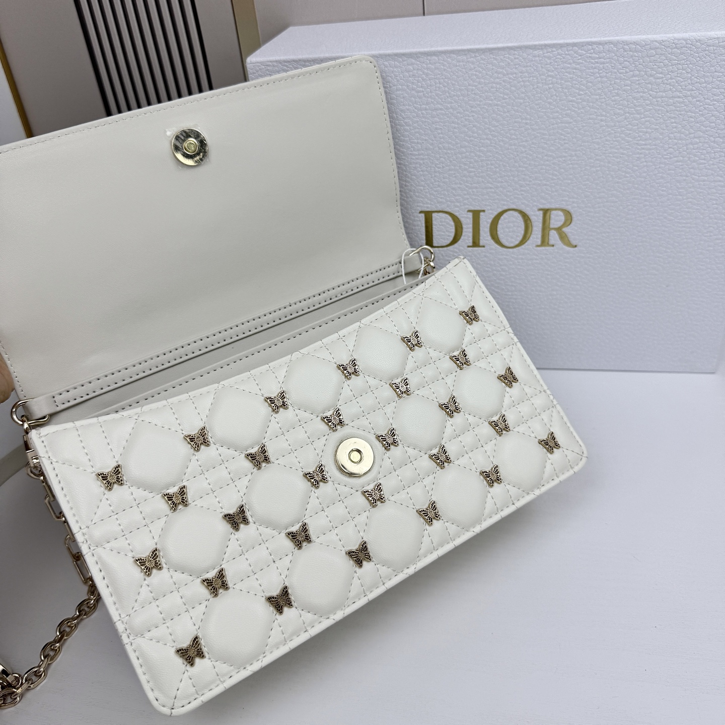 lady Dior 🦋珍珠手拿包 「蝴蝶白」这款手拿包是本季新品💕顶部搭配手柄，优雅实用，令 Lady 