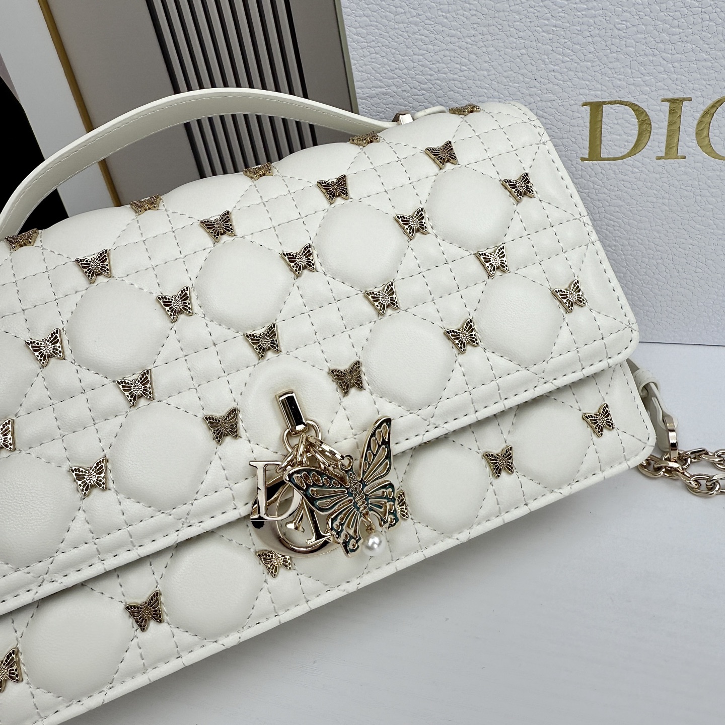 lady Dior 🦋珍珠手拿包 「蝴蝶白」这款手拿包是本季新品💕顶部搭配手柄，优雅实用，令 Lady 