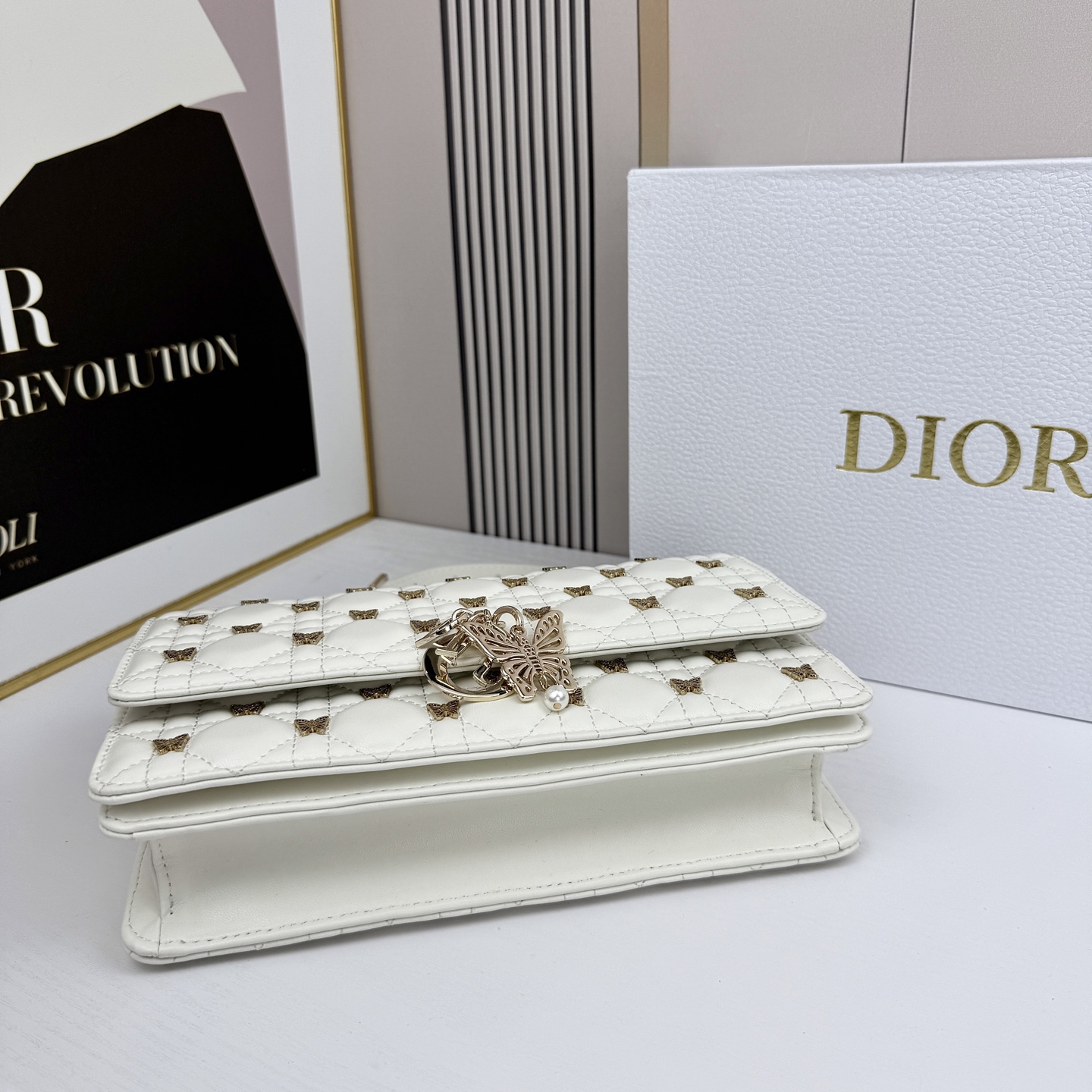 lady Dior 🦋珍珠手拿包 「蝴蝶白」这款手拿包是本季新品💕顶部搭配手柄，优雅实用，令 Lady 