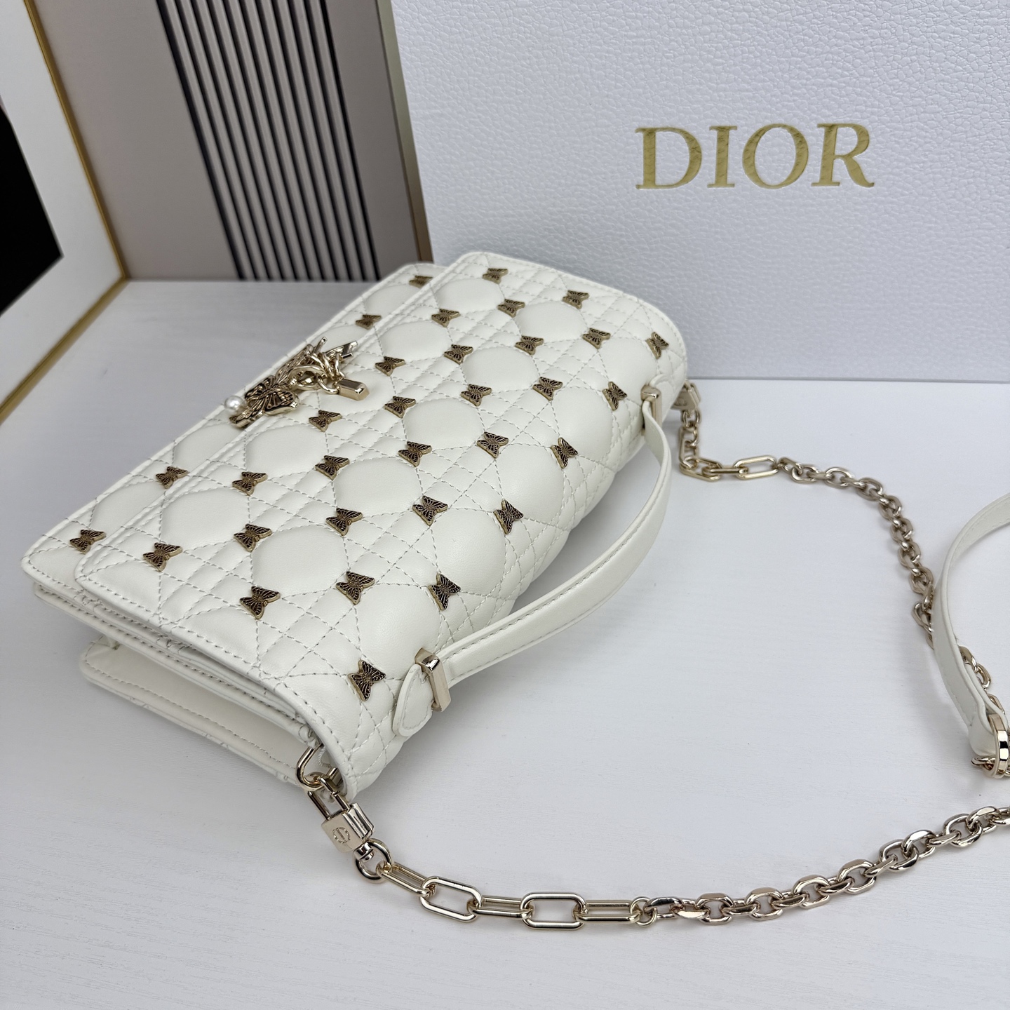 lady Dior 🦋珍珠手拿包 「蝴蝶白」这款手拿包是本季新品💕顶部搭配手柄，优雅实用，令 Lady 