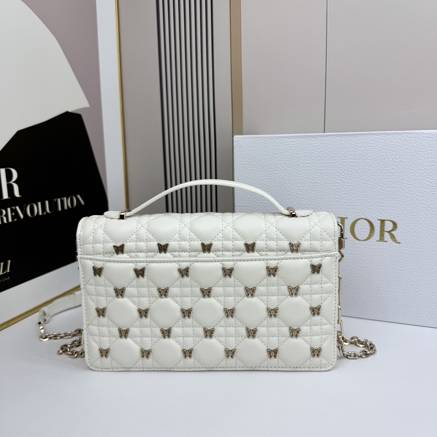 lady Dior 🦋珍珠手拿包 「蝴蝶白」这款手拿包是本季新品💕顶部搭配手柄，优雅实用，令 Lady 