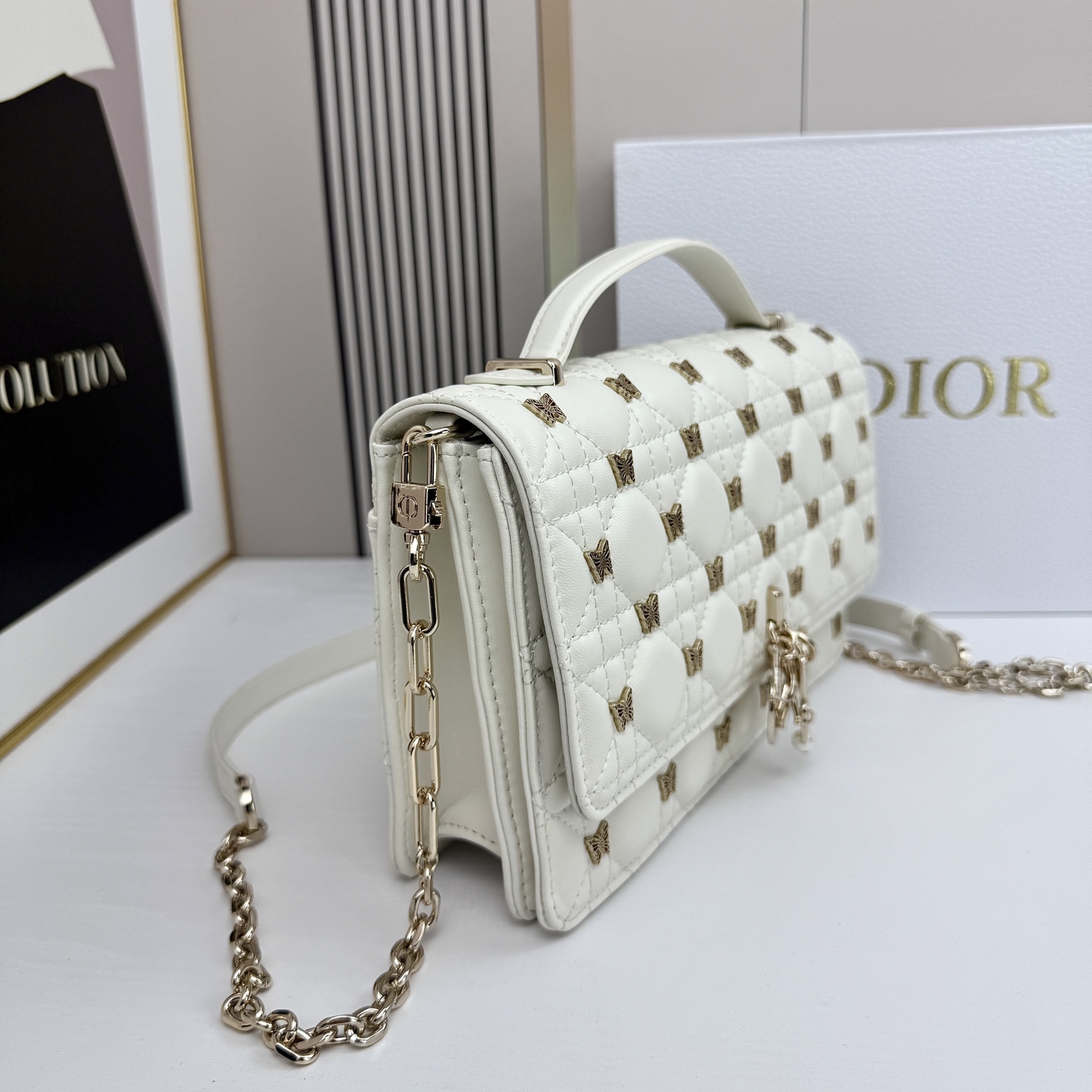 lady Dior 🦋珍珠手拿包 「蝴蝶白」这款手拿包是本季新品💕顶部搭配手柄，优雅实用，令 Lady 