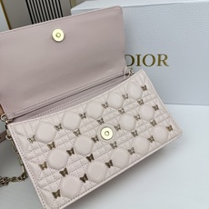 lady Dior 🦋珍珠手拿包 「蝴蝶粉」这款手拿包是本季新品💕顶部搭配手柄,优雅实用,令 Lady lady Dior 🦋珍珠手拿包 「蝴蝶粉」这款手拿包是本季新品💕顶部搭配手柄,优雅实用,令 Lady