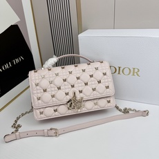 lady Dior 🦋珍珠手拿包 「蝴蝶粉」这款手拿包是本季新品💕顶部搭配手柄,优雅实用,令 Lady lady Dior 🦋珍珠手拿包 「蝴蝶粉」这款手拿包是本季新品💕顶部搭配手柄,优雅实用,令 Lady