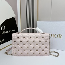 lady Dior 🦋珍珠手拿包 「蝴蝶粉」这款手拿包是本季新品💕顶部搭配手柄,优雅实用,令 Lady lady Dior 🦋珍珠手拿包 「蝴蝶粉」这款手拿包是本季新品💕顶部搭配手柄,优雅实用,令 Lady