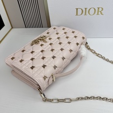lady Dior 🦋珍珠手拿包 「蝴蝶粉」这款手拿包是本季新品💕顶部搭配手柄,优雅实用,令 Lady lady Dior 🦋珍珠手拿包 「蝴蝶粉」这款手拿包是本季新品💕顶部搭配手柄,优雅实用,令 Lady