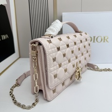 lady Dior 🦋珍珠手拿包 「蝴蝶粉」这款手拿包是本季新品💕顶部搭配手柄,优雅实用,令 Lady lady Dior 🦋珍珠手拿包 「蝴蝶粉」这款手拿包是本季新品💕顶部搭配手柄,优雅实用,令 Lady
