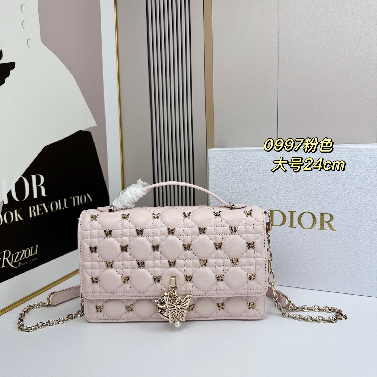 lady Dior 🦋珍珠手拿包 「蝴蝶粉」这款手拿包是本季新品💕顶部搭配手柄，优雅实用，令 Lady 