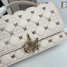 lady Dior 🦋珍珠手拿包 「蝴蝶粉」这款手拿包是本季新品💕顶部搭配手柄,优雅实用,令 Lady lady Dior 🦋珍珠手拿包 「蝴蝶粉」这款手拿包是本季新品💕顶部搭配手柄,优雅实用,令 Lady