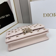 lady Dior 🦋珍珠手拿包 「蝴蝶粉」这款手拿包是本季新品💕顶部搭配手柄,优雅实用,令 Lady lady Dior 🦋珍珠手拿包 「蝴蝶粉」这款手拿包是本季新品💕顶部搭配手柄,优雅实用,令 Lady