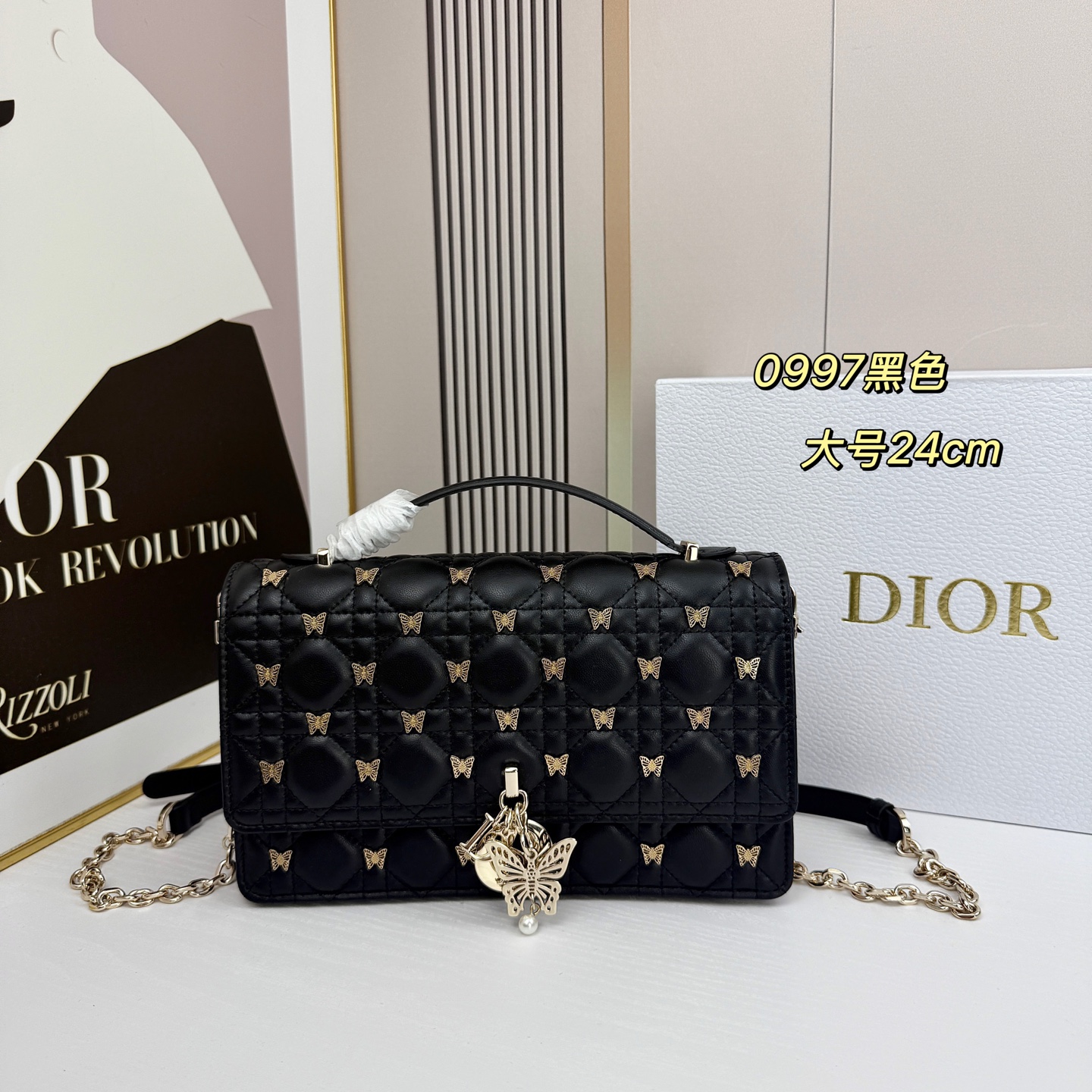lady Dior 🦋珍珠手拿包 「蝴蝶黑」这款手拿包是本季新品💕顶部搭配手柄，优雅实用，令 Lady 