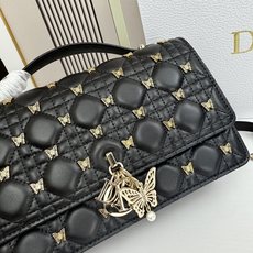 lady Dior 🦋珍珠手拿包 「蝴蝶黑」这款手拿包是本季新品💕顶部搭配手柄,优雅实用,令 Lady lady Dior 🦋珍珠手拿包 「蝴蝶黑」这款手拿包是本季新品💕顶部搭配手柄,优雅实用,令 Lady