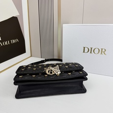 lady Dior 🦋珍珠手拿包 「蝴蝶黑」这款手拿包是本季新品💕顶部搭配手柄,优雅实用,令 Lady lady Dior 🦋珍珠手拿包 「蝴蝶黑」这款手拿包是本季新品💕顶部搭配手柄,优雅实用,令 Lady