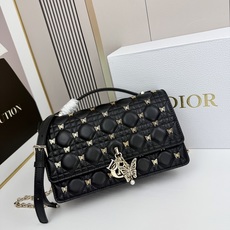 lady Dior 🦋珍珠手拿包 「蝴蝶黑」这款手拿包是本季新品💕顶部搭配手柄,优雅实用,令 Lady lady Dior 🦋珍珠手拿包 「蝴蝶黑」这款手拿包是本季新品💕顶部搭配手柄,优雅实用,令 Lady