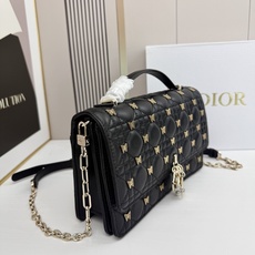 lady Dior 🦋珍珠手拿包 「蝴蝶黑」这款手拿包是本季新品💕顶部搭配手柄,优雅实用,令 Lady lady Dior 🦋珍珠手拿包 「蝴蝶黑」这款手拿包是本季新品💕顶部搭配手柄,优雅实用,令 Lady