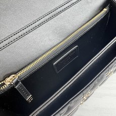 lady Dior 🦋珍珠手拿包 「蝴蝶黑」这款手拿包是本季新品💕顶部搭配手柄,优雅实用,令 Lady lady Dior 🦋珍珠手拿包 「蝴蝶黑」这款手拿包是本季新品💕顶部搭配手柄,优雅实用,令 Lady