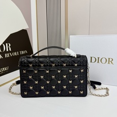 lady Dior 🦋珍珠手拿包 「蝴蝶黑」这款手拿包是本季新品💕顶部搭配手柄,优雅实用,令 Lady lady Dior 🦋珍珠手拿包 「蝴蝶黑」这款手拿包是本季新品💕顶部搭配手柄,优雅实用,令 Lady