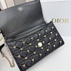 lady Dior 🦋珍珠手拿包 「蝴蝶黑」这款手拿包是本季新品💕顶部搭配手柄,优雅实用,令 Lady lady Dior 🦋珍珠手拿包 「蝴蝶黑」这款手拿包是本季新品💕顶部搭配手柄,优雅实用,令 Lady