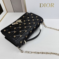 lady Dior 🦋珍珠手拿包 「蝴蝶黑」这款手拿包是本季新品💕顶部搭配手柄,优雅实用,令 Lady lady Dior 🦋珍珠手拿包 「蝴蝶黑」这款手拿包是本季新品💕顶部搭配手柄,优雅实用,令 Lady