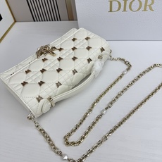 lady Dior 🦋珍珠手拿包 「蝴蝶白」这款手拿包是本季新品💕顶部搭配手柄,优雅实用,令 Lady lady Dior 🦋珍珠手拿包 「蝴蝶白」这款手拿包是本季新品💕顶部搭配手柄,优雅实用,令 Lady