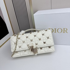 lady Dior 🦋珍珠手拿包 「蝴蝶白」这款手拿包是本季新品💕顶部搭配手柄,优雅实用,令 Lady lady Dior 🦋珍珠手拿包 「蝴蝶白」这款手拿包是本季新品💕顶部搭配手柄,优雅实用,令 Lady
