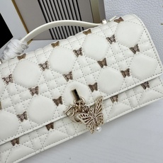 lady Dior 🦋珍珠手拿包 「蝴蝶白」这款手拿包是本季新品💕顶部搭配手柄,优雅实用,令 Lady lady Dior 🦋珍珠手拿包 「蝴蝶白」这款手拿包是本季新品💕顶部搭配手柄,优雅实用,令 Lady