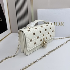 lady Dior 🦋珍珠手拿包 「蝴蝶白」这款手拿包是本季新品💕顶部搭配手柄,优雅实用,令 Lady lady Dior 🦋珍珠手拿包 「蝴蝶白」这款手拿包是本季新品💕顶部搭配手柄,优雅实用,令 Lady