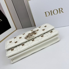 lady Dior 🦋珍珠手拿包 「蝴蝶白」这款手拿包是本季新品💕顶部搭配手柄,优雅实用,令 Lady lady Dior 🦋珍珠手拿包 「蝴蝶白」这款手拿包是本季新品💕顶部搭配手柄,优雅实用,令 Lady
