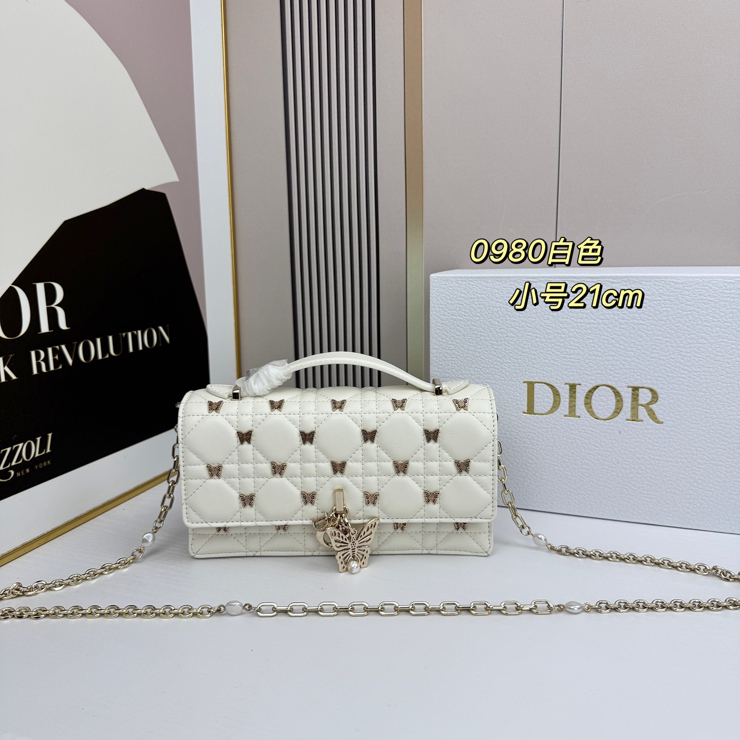 lady Dior 🦋珍珠手拿包 「蝴蝶白」这款手拿包是本季新品💕顶部搭配手柄，优雅实用，令 Lady 