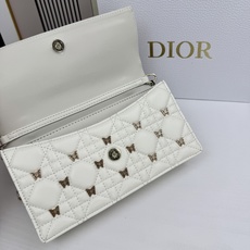 lady Dior 🦋珍珠手拿包 「蝴蝶白」这款手拿包是本季新品💕顶部搭配手柄,优雅实用,令 Lady lady Dior 🦋珍珠手拿包 「蝴蝶白」这款手拿包是本季新品💕顶部搭配手柄,优雅实用,令 Lady