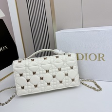 lady Dior 🦋珍珠手拿包 「蝴蝶白」这款手拿包是本季新品💕顶部搭配手柄,优雅实用,令 Lady lady Dior 🦋珍珠手拿包 「蝴蝶白」这款手拿包是本季新品💕顶部搭配手柄,优雅实用,令 Lady