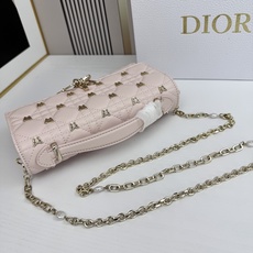 lady Dior 🦋珍珠手拿包 「蝴蝶粉」这款手拿包是本季新品💕顶部搭配手柄,优雅实用,令 Lady lady Dior 🦋珍珠手拿包 「蝴蝶粉」这款手拿包是本季新品💕顶部搭配手柄,优雅实用,令 Lady