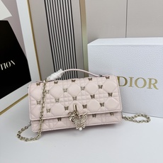 lady Dior 🦋珍珠手拿包 「蝴蝶粉」这款手拿包是本季新品💕顶部搭配手柄,优雅实用,令 Lady lady Dior 🦋珍珠手拿包 「蝴蝶粉」这款手拿包是本季新品💕顶部搭配手柄,优雅实用,令 Lady