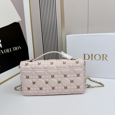 lady Dior 🦋珍珠手拿包 「蝴蝶粉」这款手拿包是本季新品💕顶部搭配手柄,优雅实用,令 Lady lady Dior 🦋珍珠手拿包 「蝴蝶粉」这款手拿包是本季新品💕顶部搭配手柄,优雅实用,令 Lady
