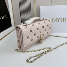 lady Dior 🦋珍珠手拿包 「蝴蝶粉」这款手拿包是本季新品💕顶部搭配手柄,优雅实用,令 Lady lady Dior 🦋珍珠手拿包 「蝴蝶粉」这款手拿包是本季新品💕顶部搭配手柄,优雅实用,令 Lady