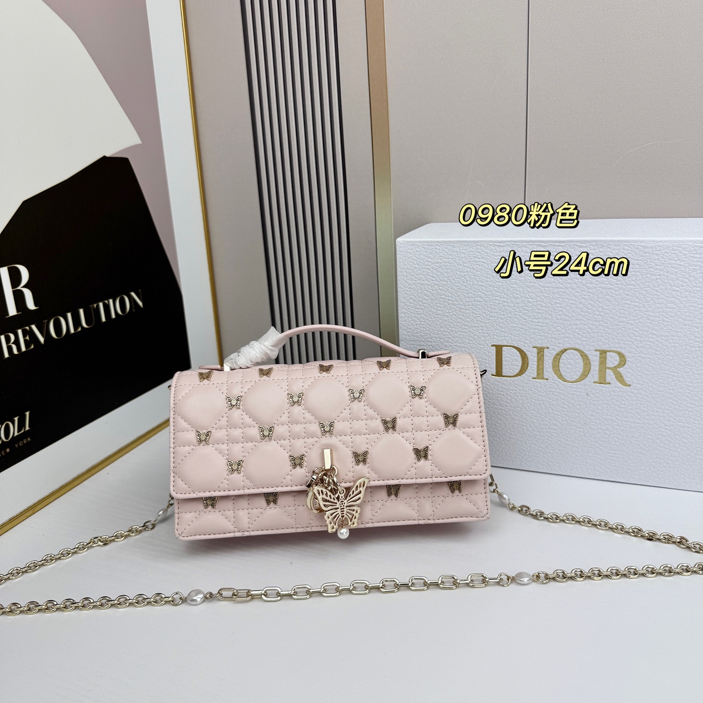 lady Dior 🦋珍珠手拿包 「蝴蝶粉」这款手拿包是本季新品💕顶部搭配手柄，优雅实用，令 Lady 