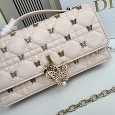 lady Dior 🦋珍珠手拿包 「蝴蝶粉」这款手拿包是本季新品💕顶部搭配手柄,优雅实用,令 Lady lady Dior 🦋珍珠手拿包 「蝴蝶粉」这款手拿包是本季新品💕顶部搭配手柄,优雅实用,令 Lady
