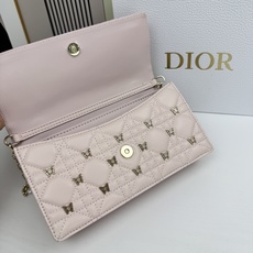lady Dior 🦋珍珠手拿包 「蝴蝶粉」这款手拿包是本季新品💕顶部搭配手柄,优雅实用,令 Lady lady Dior 🦋珍珠手拿包 「蝴蝶粉」这款手拿包是本季新品💕顶部搭配手柄,优雅实用,令 Lady