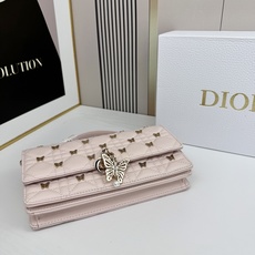 lady Dior 🦋珍珠手拿包 「蝴蝶粉」这款手拿包是本季新品💕顶部搭配手柄,优雅实用,令 Lady lady Dior 🦋珍珠手拿包 「蝴蝶粉」这款手拿包是本季新品💕顶部搭配手柄,优雅实用,令 Lady