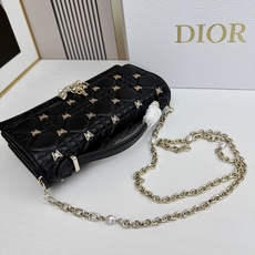 lady Dior 🦋珍珠手拿包 「蝴蝶黑」这款手拿包是本季新品💕顶部搭配手柄,优雅实用,令 Lady lady Dior 🦋珍珠手拿包 「蝴蝶黑」这款手拿包是本季新品💕顶部搭配手柄,优雅实用,令 Lady