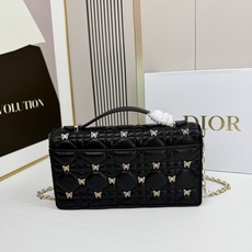 lady Dior 🦋珍珠手拿包 「蝴蝶黑」这款手拿包是本季新品💕顶部搭配手柄,优雅实用,令 Lady lady Dior 🦋珍珠手拿包 「蝴蝶黑」这款手拿包是本季新品💕顶部搭配手柄,优雅实用,令 Lady