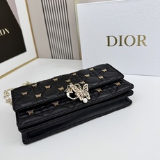 lady Dior 🦋珍珠手拿包 「蝴蝶黑」这款手拿包是本季新品💕顶部搭配手柄,优雅实用,令 Lady lady Dior 🦋珍珠手拿包 「蝴蝶黑」这款手拿包是本季新品💕顶部搭配手柄,优雅实用,令 Lady