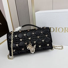 lady Dior 🦋珍珠手拿包 「蝴蝶黑」这款手拿包是本季新品💕顶部搭配手柄,优雅实用,令 Lady lady Dior 🦋珍珠手拿包 「蝴蝶黑」这款手拿包是本季新品💕顶部搭配手柄,优雅实用,令 Lady
