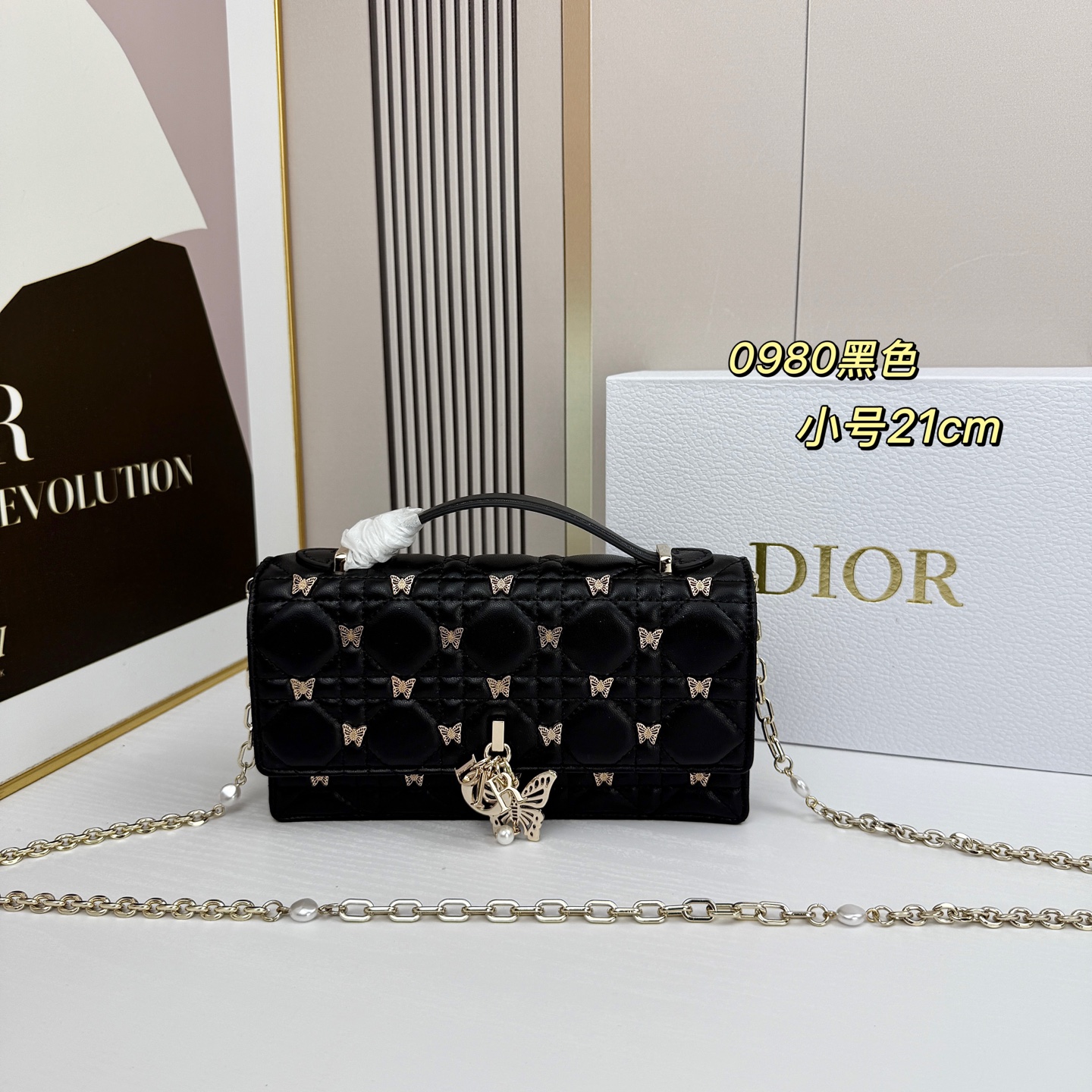 lady Dior 🦋珍珠手拿包 「蝴蝶黑」这款手拿包是本季新品💕顶部搭配手柄，优雅实用，令 Lady 