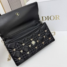 lady Dior 🦋珍珠手拿包 「蝴蝶黑」这款手拿包是本季新品💕顶部搭配手柄,优雅实用,令 Lady lady Dior 🦋珍珠手拿包 「蝴蝶黑」这款手拿包是本季新品💕顶部搭配手柄,优雅实用,令 Lady