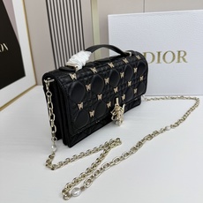 lady Dior 🦋珍珠手拿包 「蝴蝶黑」这款手拿包是本季新品💕顶部搭配手柄,优雅实用,令 Lady lady Dior 🦋珍珠手拿包 「蝴蝶黑」这款手拿包是本季新品💕顶部搭配手柄,优雅实用,令 Lady