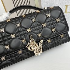lady Dior 🦋珍珠手拿包 「蝴蝶黑」这款手拿包是本季新品💕顶部搭配手柄,优雅实用,令 Lady lady Dior 🦋珍珠手拿包 「蝴蝶黑」这款手拿包是本季新品💕顶部搭配手柄,优雅实用,令 Lady